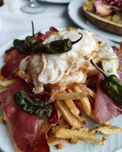 Plato de la casa con huevo, pimientos y jamon